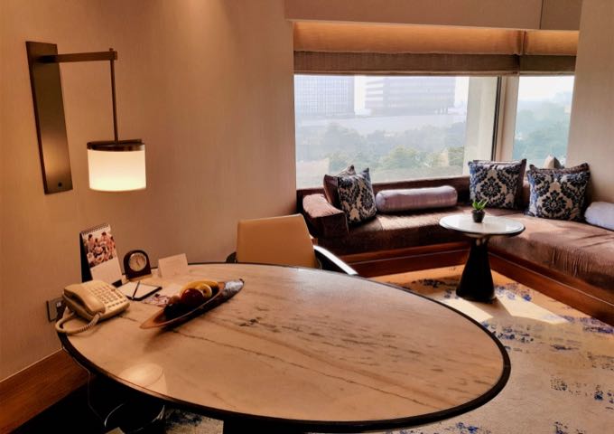 Las amplias suites cuentan con escritorios redondos y rincones con sofás.