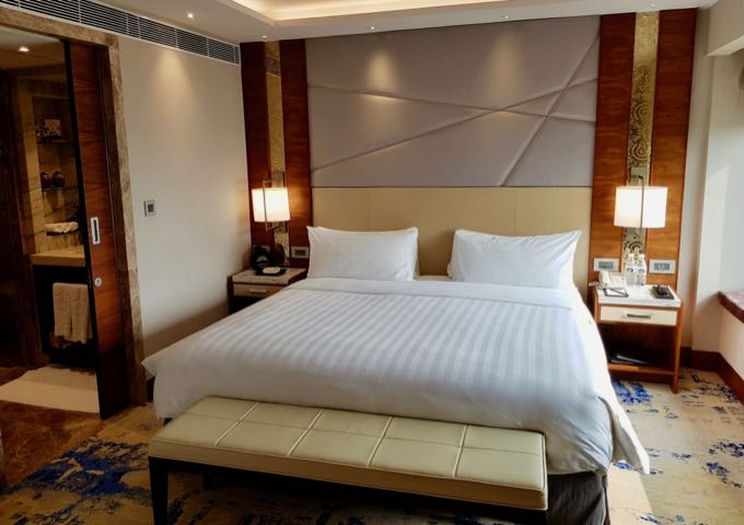 Las espaciosas habitaciones tipo suite cuentan con toques de decoración india.