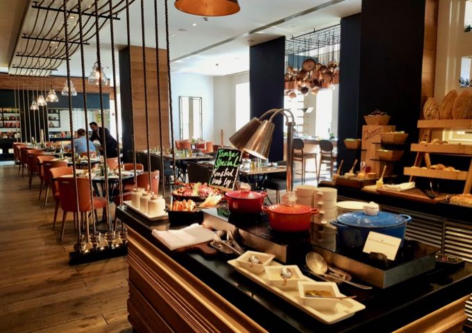 El restaurante principal del hotel, Tamra, ofrece desayunos y almuerzos tipo buffet.