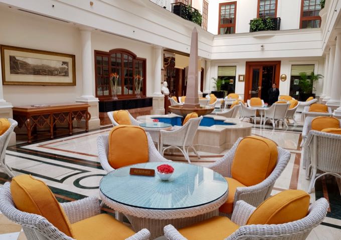 El Atrium es popular para tomar bebidas o el té de la tarde.