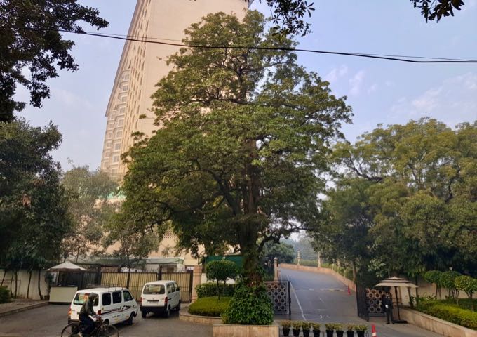 El imponente hotel domina una zona tranquila de Nueva Delhi.