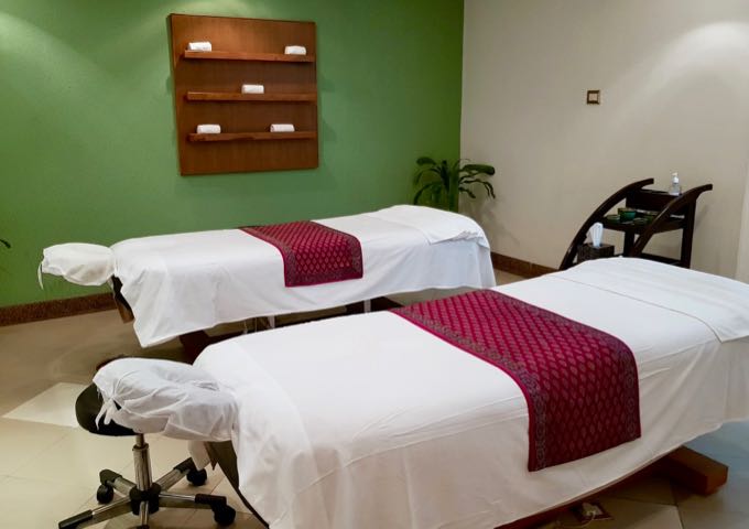 El spa ofrece una amplia gama de masajes, exfoliaciones y tratamientos.