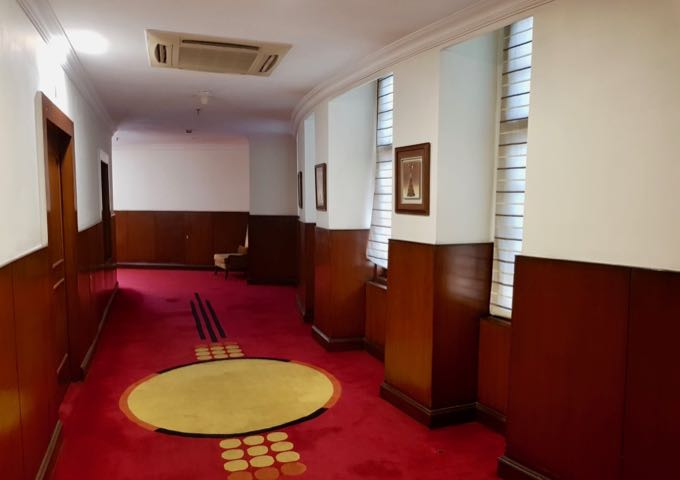 Los pasillos presentan un diseño de estilo colonial.