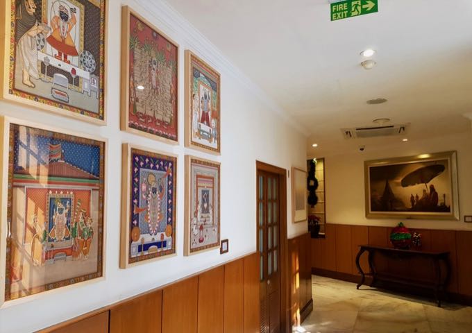 Varias impresiones fascinantes del folclore indio adornan el pasillo de la planta baja.