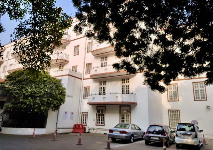 Este hotel de estilo antiguo está situado en una zona más tranquila de Nueva Delhi.