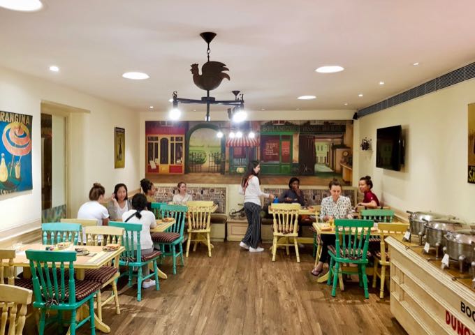 La luminosa cafetería Yellow Brick Road sirve desayunos y otras comidas.