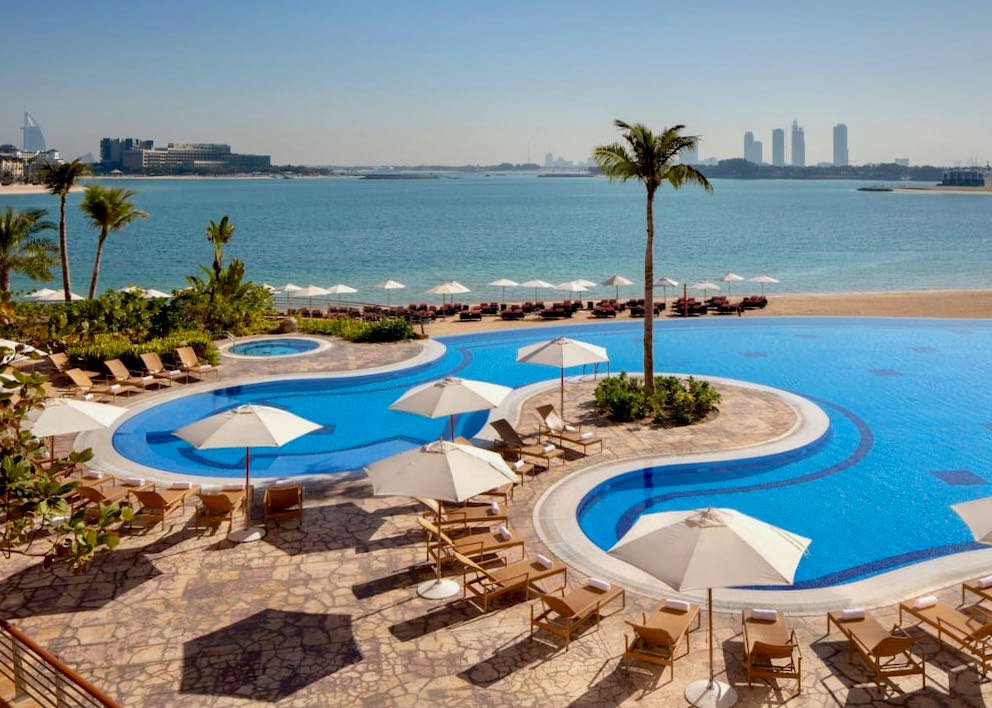 Resort de playa con piscina en Dubái