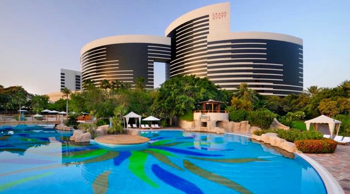 El mejor hotel para familias en Dubai con piscina cubierta y al aire libre.