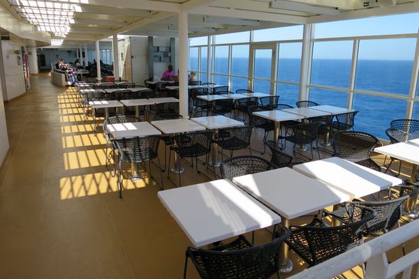 Asientos de clase económica en el ferry Blue Star a Santorini