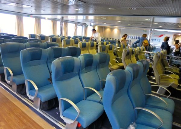Asientos económicos en un ferry de alta velocidad. Todos los asientos en un Highspeed están "reservados"; no hay asientos abiertos como en un Blue Star.