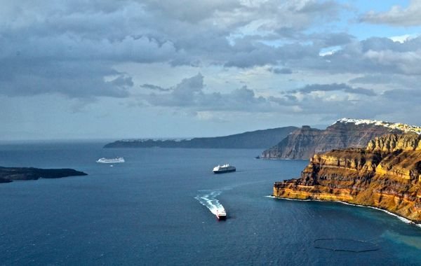 Ferries que llegan a la caldera de Santorini.