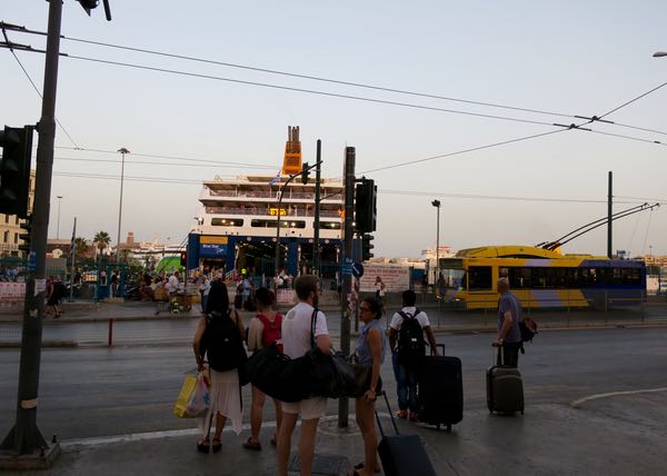 Vista del puerto de ferry (y del ferry Atenas-Santorini) desde las afueras de la estación de metro Piraeus.