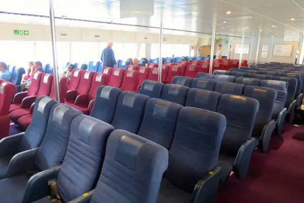 Asientos de ferry en clase económica entre Creta y Santorini.