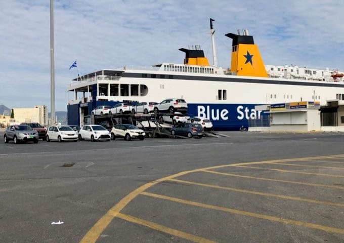 El ferry Blue Star atracó en el puerto junto a una taquilla cerrada.