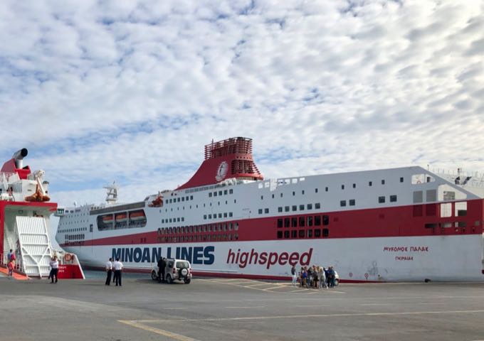 Gran ferry de pasajeros rojo y blanco, atracado en el puerto