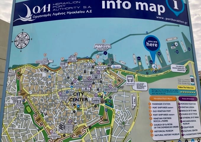 Mapa de Heraklion publicado fuera de la estación de pasajeros del puerto de Heraklion