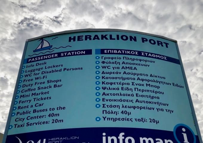 Cartel que enumera las comodidades en la estación de pasajeros del puerto de Heraklion.