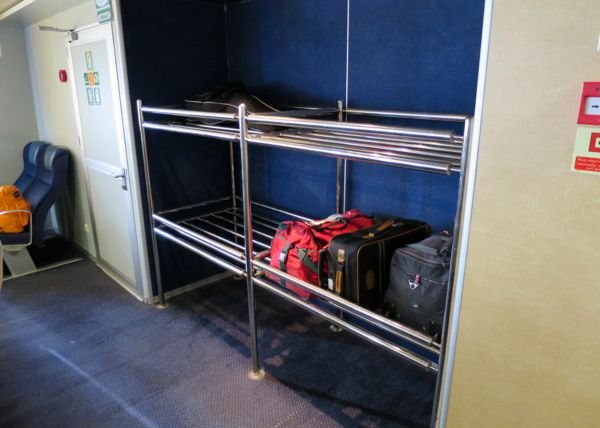 También hay almacenamiento de equipaje dentro del ferry, aunque esto requiere llevar sus maletas adentro y, a menudo, subir varios tramos de escaleras. 