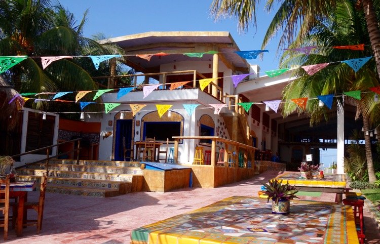 Colorido hotel de playa para familias en Isla Mujeres.