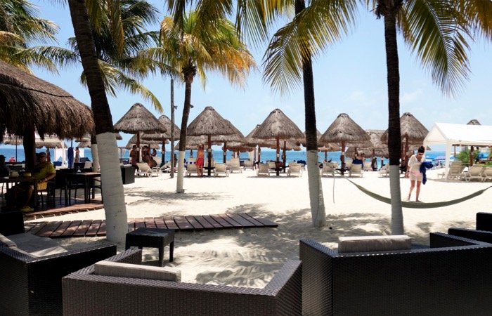 Hotel solo para adultos en Isla Mujeres con piscinas privadas.