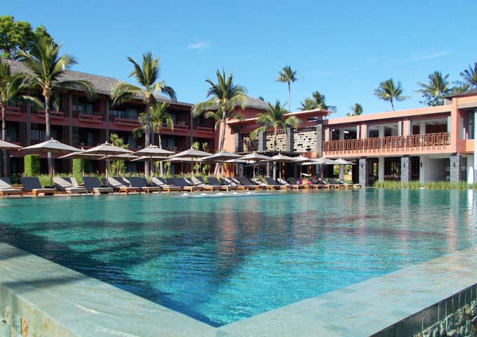 Sereno resort con piscina y habitaciones con vistas al mar