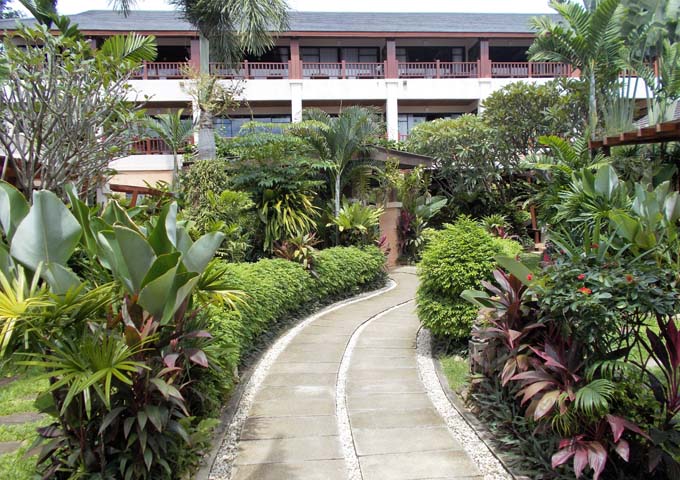 Encantadoras habitaciones y jardines con un moderno diseño tailandés