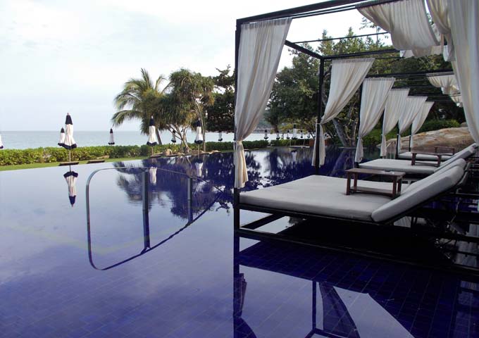 Complejo espacioso y opulento con piscina infinita y vistas al mar