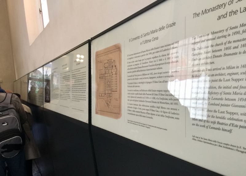 Cartel con información sobre el convento que alberga la Última Cena de Da Vinci
