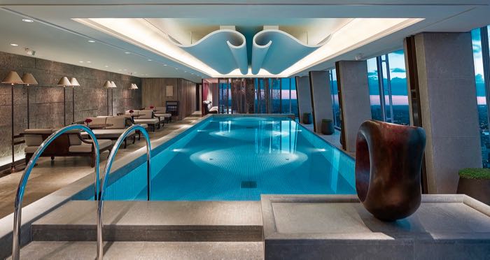Hotel de lujo en Londres con una bonita piscina.