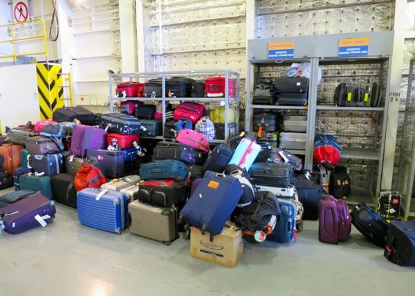 Consigna de equipaje en un ferry Blue Star a Mykonos. Dejas tu equipaje aquí mientras subes y no puedes regresar hasta que sea el momento de bajarse.