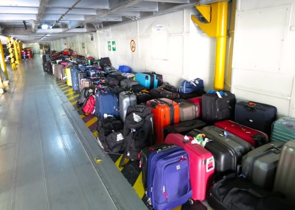 Consigna de equipaje en un ferry de alta velocidad a Mykonos. Esto está en el nivel inferior del ferry. No se permite a nadie en esta cubierta durante el viaje en ferry.