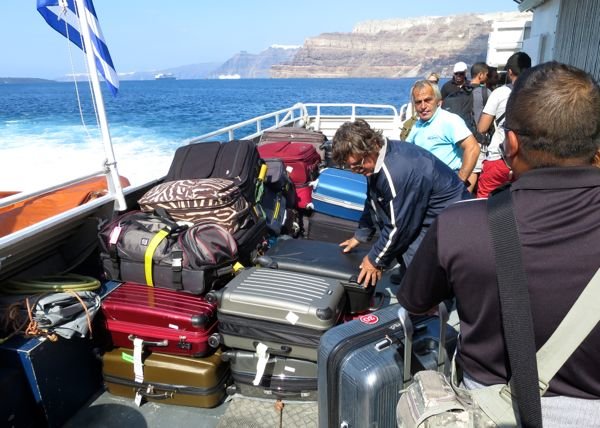 Consigna de equipaje en un ferry SeaJet a Santorini.