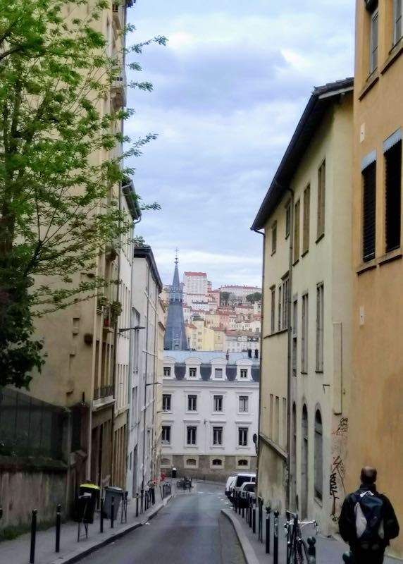 Vieux Lyon está cuesta abajo desde el hotel.