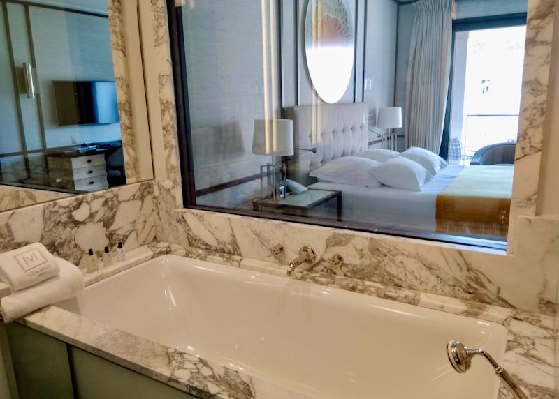 Los lujosos baños cuentan con mármol de Carrara.