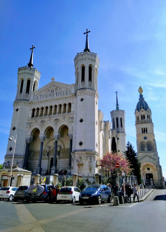 Basilique Notre Dame de Fourvière es una estructura icónica.