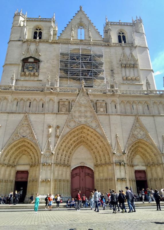 Cathédrale Saint-Jean-Baptiste es una imponente estructura medieval.