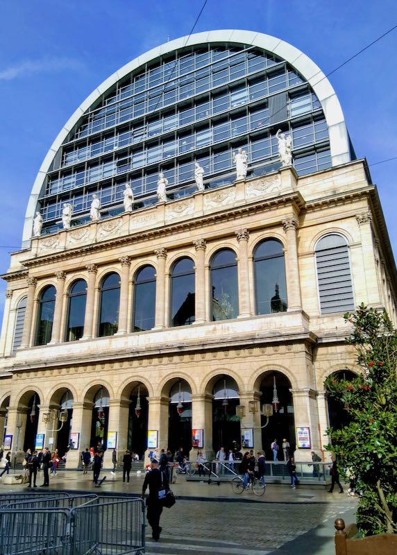 Los conciertos gratuitos se llevan a cabo bajo la Ópera de Lyon en el verano.