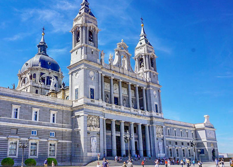 La moderna catedral de Madrid se encuentra en el viaducto principal.