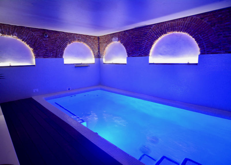 El spa tiene una bonita piscina en el sótano.