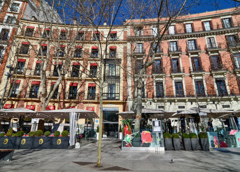 El hotel tiene vistas a la Puerta de Alcalá.