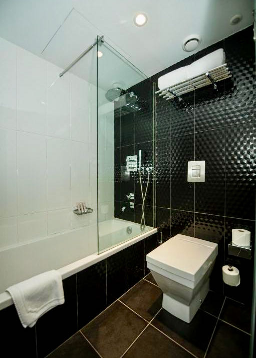 Las Junior Suites tienen combinaciones de bañera y ducha.