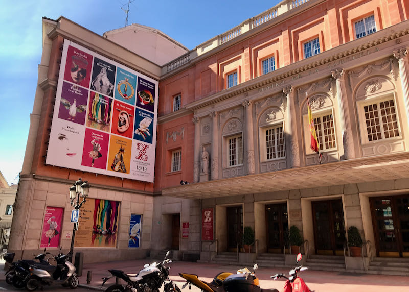 El Teatro de Zarzuela presenta comedias musicales españolas.