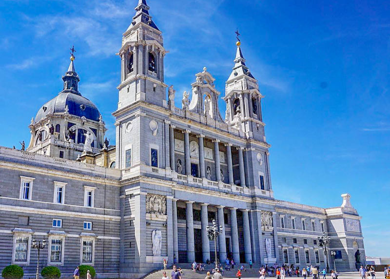 La moderna catedral de Madrid se encuentra en el viaducto principal.