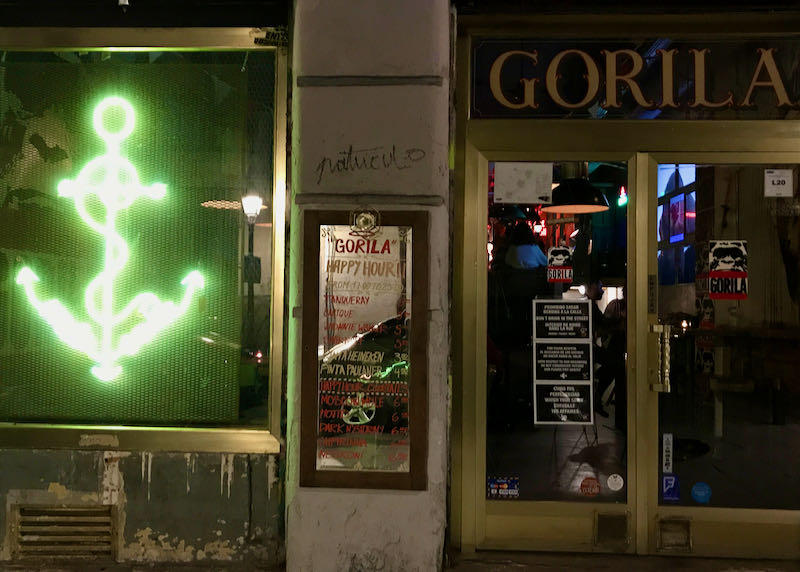 Gorila es un gran bar y cafetería.