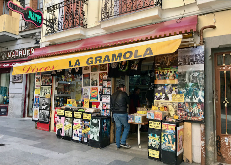 La Gramola vende discos y carteles antiguos.