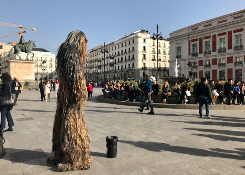 La Plaza de la Puerta del Sol tiene muchos artistas callejeros.