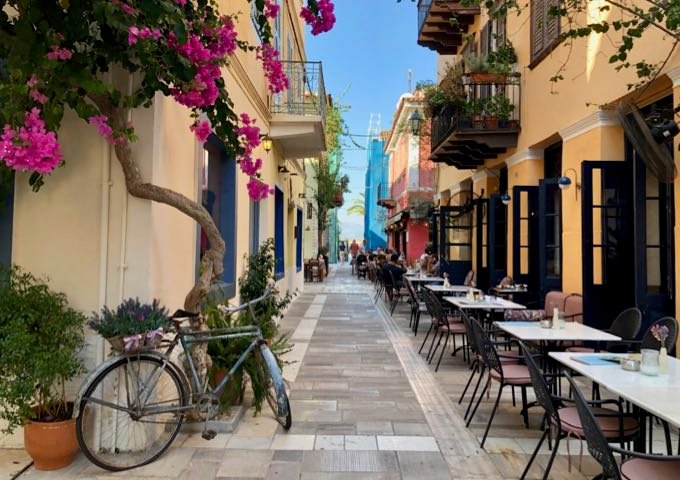 Carril peatonal revestido de mármol con cafés y balcones venecianos