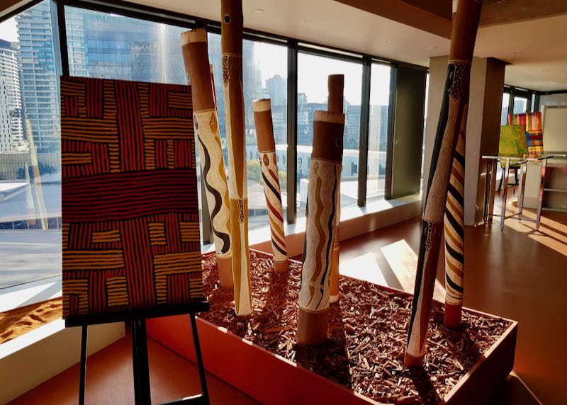 El hotel también alberga exposiciones de obras de artistas indígenas.