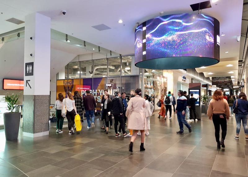 El centro comercial DFO cuenta con tiendas de varias marcas internacionales.