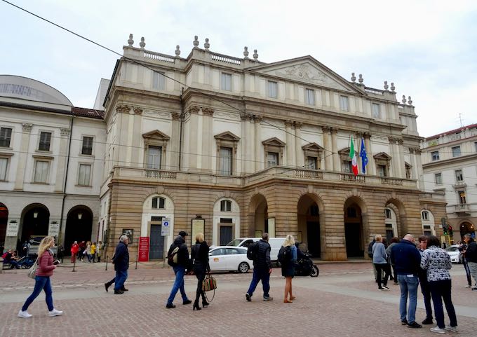La Scala, el Museo Teatrale alla Scala y la Gallerie d'Italia se encuentran en Piazza Scala.